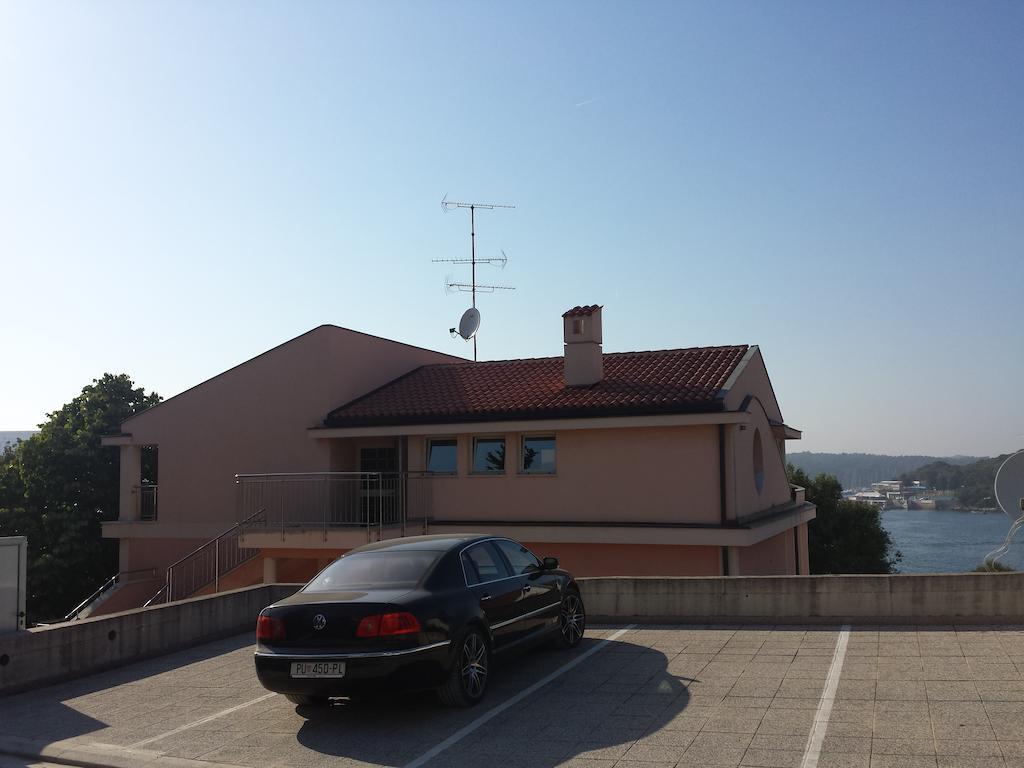 Apartments Seafront Villa Pula Exterior foto